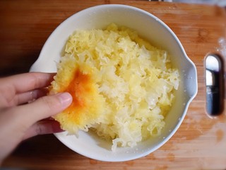 3、紫薯红枣银耳汤（电饭煲版）,将泡发的银耳去除黄色的根蒂。