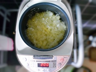 5、紫薯红枣银耳汤（电饭煲版）,将银耳放入电饭煲中，并加入比最高水位略低一点的水，按下“粥/汤”键，我家的电饭煲显示需要两个小时。