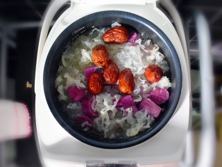7、紫薯红枣银耳汤（电饭煲版）,将银耳炖大概半个小时后（也就是电饭锅显示1:30），加入紫薯和红枣。