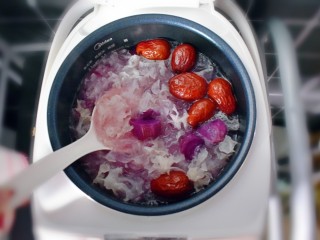 8、紫薯红枣银耳汤（电饭煲版）,并用勺子搅拌均匀。