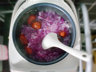 9、紫薯红枣银耳汤（电饭煲版）,后续每过半个小时，都打开电饭锅，用勺子将银耳汤搅拌均匀。