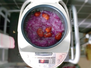 11、紫薯红枣银耳汤（电饭煲版）,电饭煲显示0时，也就是煲汤程序结束后，打开盖子，搅拌均匀，即可出锅。