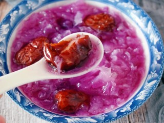 15、紫薯红枣银耳汤（电饭煲版）,红枣也已煮的软糯，用勺子就能轻松捣碎。