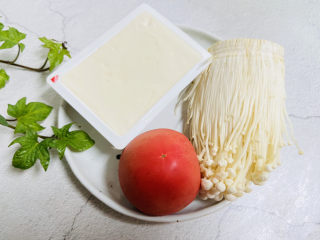 1、金针菇豆腐汤,准备好食材
