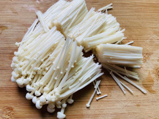 2、金针菇豆腐汤,金针菇洗净切掉根部再从中间切开，方便食用