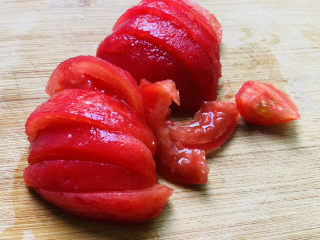 3、金针菇豆腐汤,西红柿洗净去皮切小块