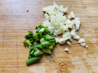 5、金针菇豆腐汤,葱花、蒜末