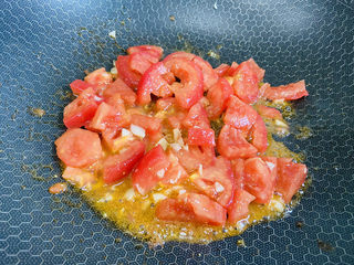 7、金针菇豆腐汤,放入西红柿翻炒片刻炒出汤汁