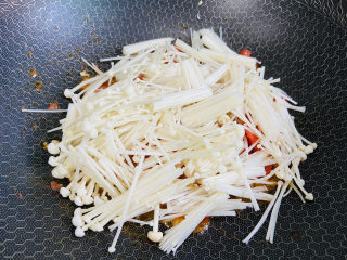 8、金针菇豆腐汤,放入金针菇