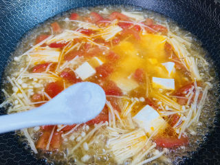 11、金针菇豆腐汤,根据个人口味加入适量盐