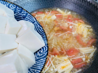 10、金针菇豆腐汤,放入豆腐煮五分钟