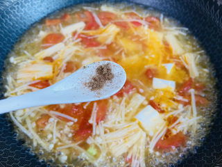 12、金针菇豆腐汤,胡椒粉