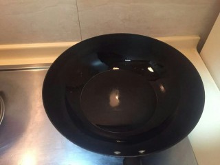 2、红焖油爆大虾????,锅中倒入。适量油。大火烧热。