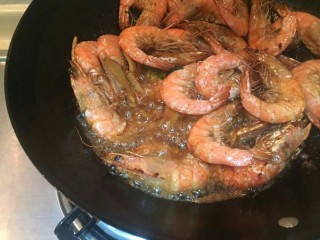 6、红焖油爆大虾????,要把全部的虾都煎的壳变脆，吃起来连壳一起吃，更加好吃啊。