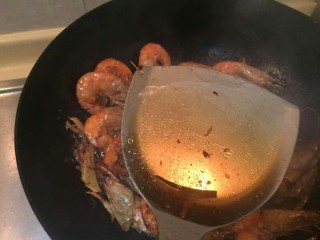 8、红焖油爆大虾????,放入一勺料酒。