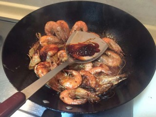 11、红焖油爆大虾????,再倒入少量耗油