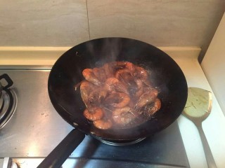 13、红焖油爆大虾????, 要慢慢把酱汁收到虾中。完成。