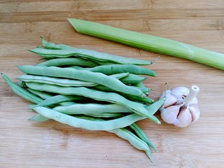 1、干煸四季豆,准备食材!