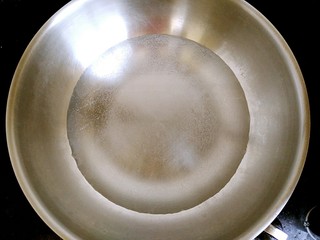 3、干煸四季豆,锅中放入清水烧开。