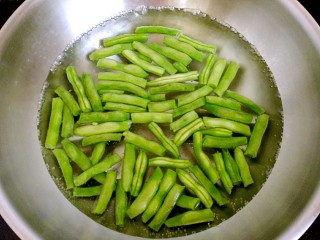 4、干煸四季豆,水开后放入四季豆,焯大概五分钟。四季豆不熟的话吃了会中毒,所以一定要焯熟❗❗❗