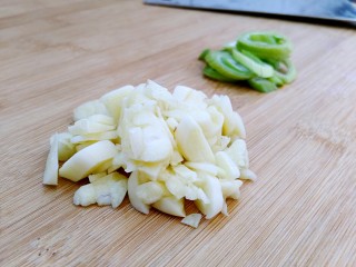 5、干煸四季豆,在焯四季豆的时候准备葱花和蒜,蒜不要切成沫,我切的大片!