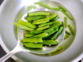 6、干煸四季豆,四季豆焯到这种程度就可以捞出备用了!