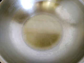 7、干煸四季豆,锅烧热,放入适量植物油。