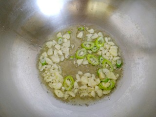 8、干煸四季豆,放入葱蒜爆香!