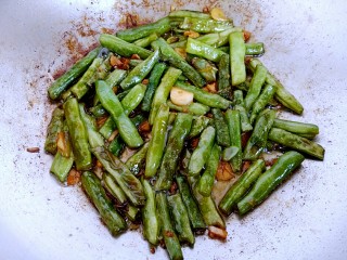 13、干煸四季豆,用铲子炒均匀后继续铺平,直到豆角成图片这种程度就可以出锅了!