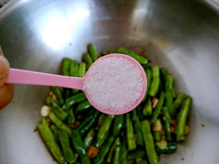 10、干煸四季豆,加入食盐2g。