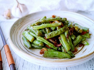 14、干煸四季豆,出锅装盘,满屋子的蒜香味,可以美美的开吃啦!????