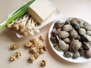 1、花蛤豆腐汤,准备所需食材。