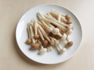 3、花蛤豆腐汤,海鲜菇和蟹味菇洗净。汤里的菇菇我加了三种，这个可以根据自己的喜欢添加，不一定非要这三种。