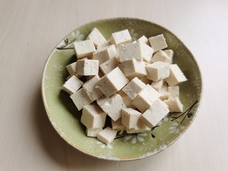 5、花蛤豆腐汤,豆腐切成小方块，葱、姜切好备用。