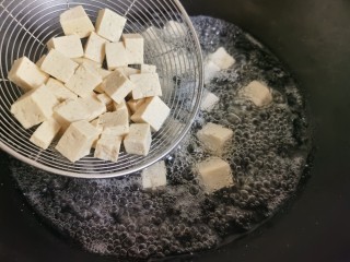 6、花蛤豆腐汤,锅里放水烧开，放入豆腐块焯水，去除豆腥味。