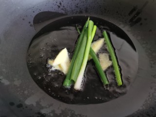 7、花蛤豆腐汤,炒锅烧热放油，加入葱姜爆香。