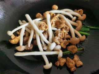 8、花蛤豆腐汤,加入海鲜菇、蟹味菇和白菌翻炒。