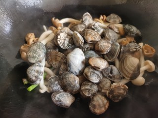 9、花蛤豆腐汤,加入花蛤。