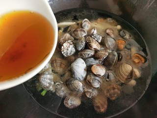 10、花蛤豆腐汤,倒入适量的水，把泡石渠白菌的水也倒入锅里。