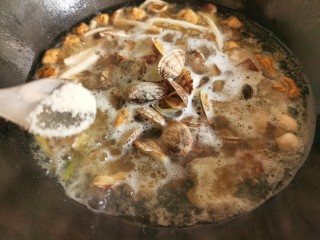 12、花蛤豆腐汤,加入少许的食盐和白胡椒调味，煮到花蛤开口就差不多好了。
