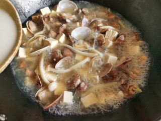 13、花蛤豆腐汤,想要汤汁变得浓稠些，可以加入适量的淀粉水。