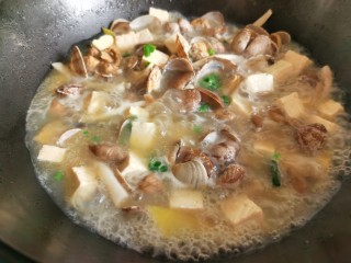 14、花蛤豆腐汤,最后可以撒少许葱花。