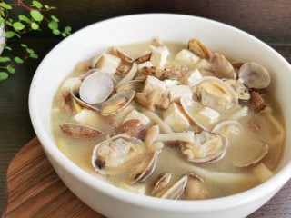 15、花蛤豆腐汤,豆腐滑嫩，汤汁鲜美。