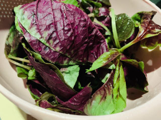 3、苋菜豆腐汤,苋菜清洗干净，摘掉较老部分