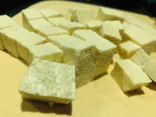 4、苋菜豆腐汤,豆腐切小块