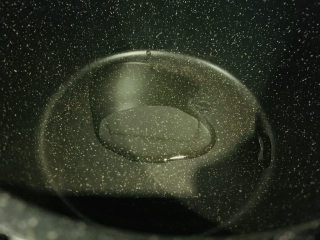 6、苋菜豆腐汤,锅里加食用油