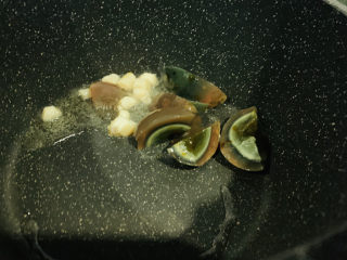 7、苋菜豆腐汤,热锅，加入干贝和皮蛋