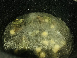 9、苋菜豆腐汤,加入清水