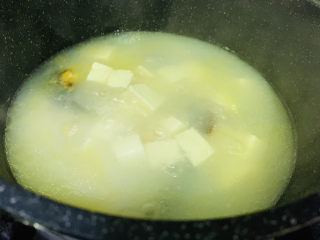 13、苋菜豆腐汤,转小火，再煮3分钟，熬成白汤