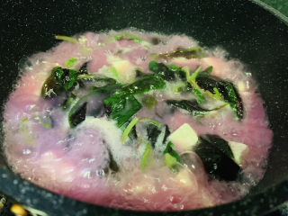 15、苋菜豆腐汤,翻拌均匀，断生